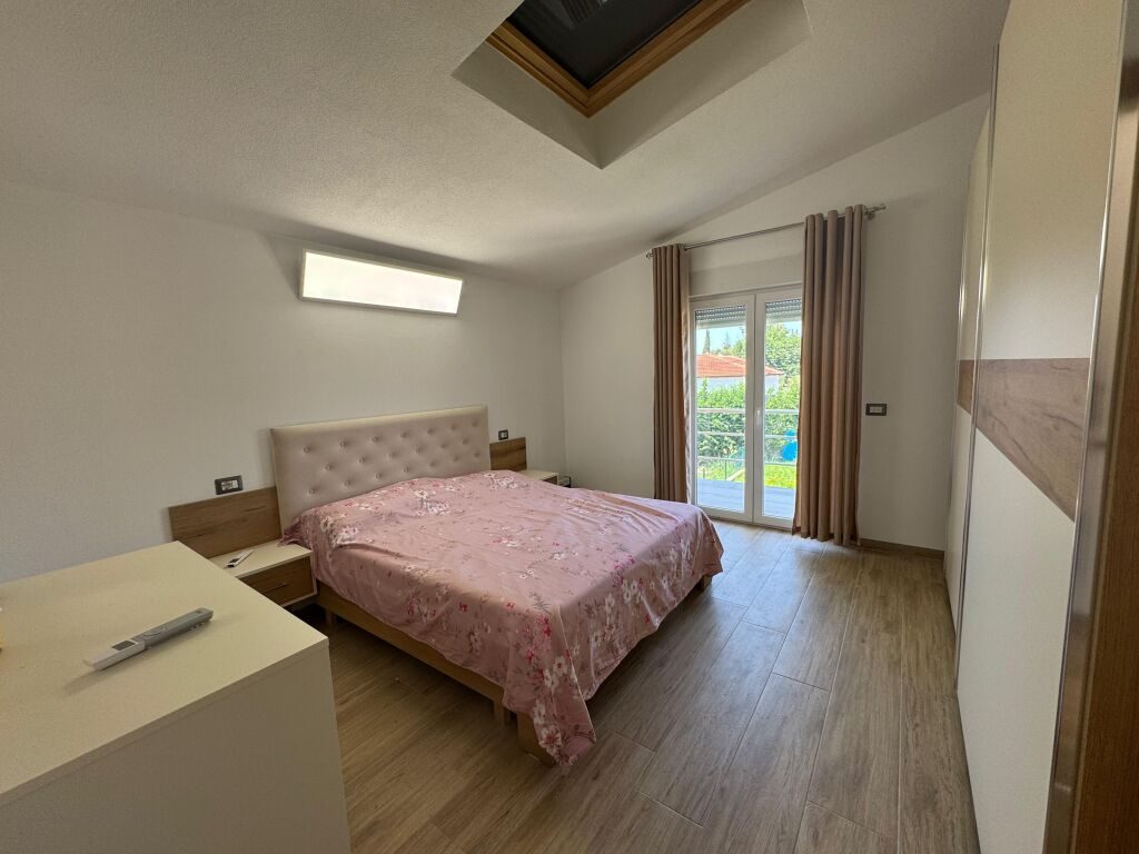 Vilë me qera në Tregu i Makinave Shënavlash, Durrës, 300 m². Foto 1 nga 4