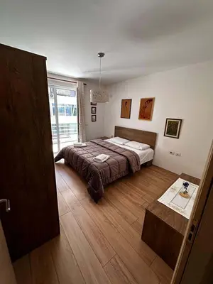 Apartament 1+1 me qera në Rruga e Bogdanëve, Tiranë, 60 m². Foto 2 nga 3