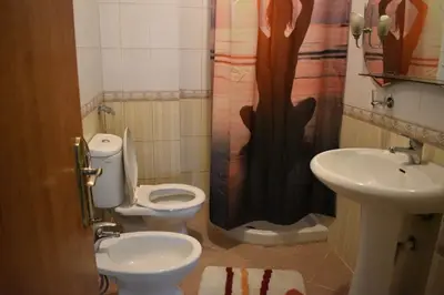 Apartament 2+1 me qera në Rruga Rrapo Hekali, Tiranë, 100 m². Foto 2 nga 11