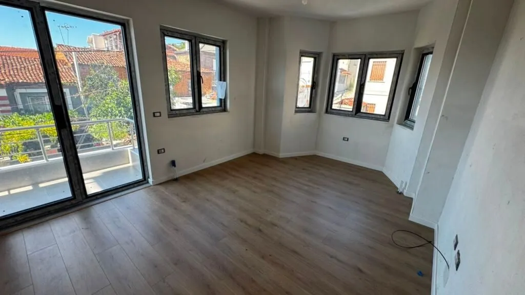 Apartament 1+1 nĂ« shitje nĂ« Bulevardi Republika, Korçë, 65 mÂČ. Foto 1 nga 8