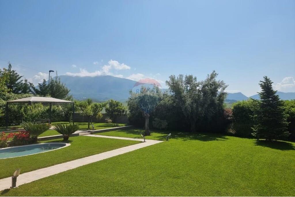 Vilë në shitje në Farkë, Tiranë, 446 m². Foto 1 nga 3