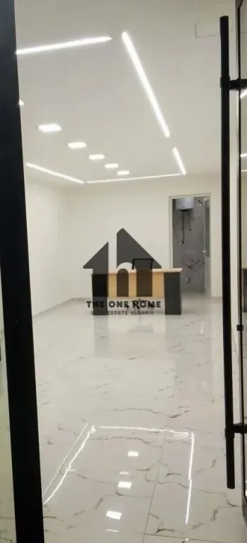 Negozio in vendita a Lulishtja Çajupi, Tirana, 31 m². Foto 1 di 3
