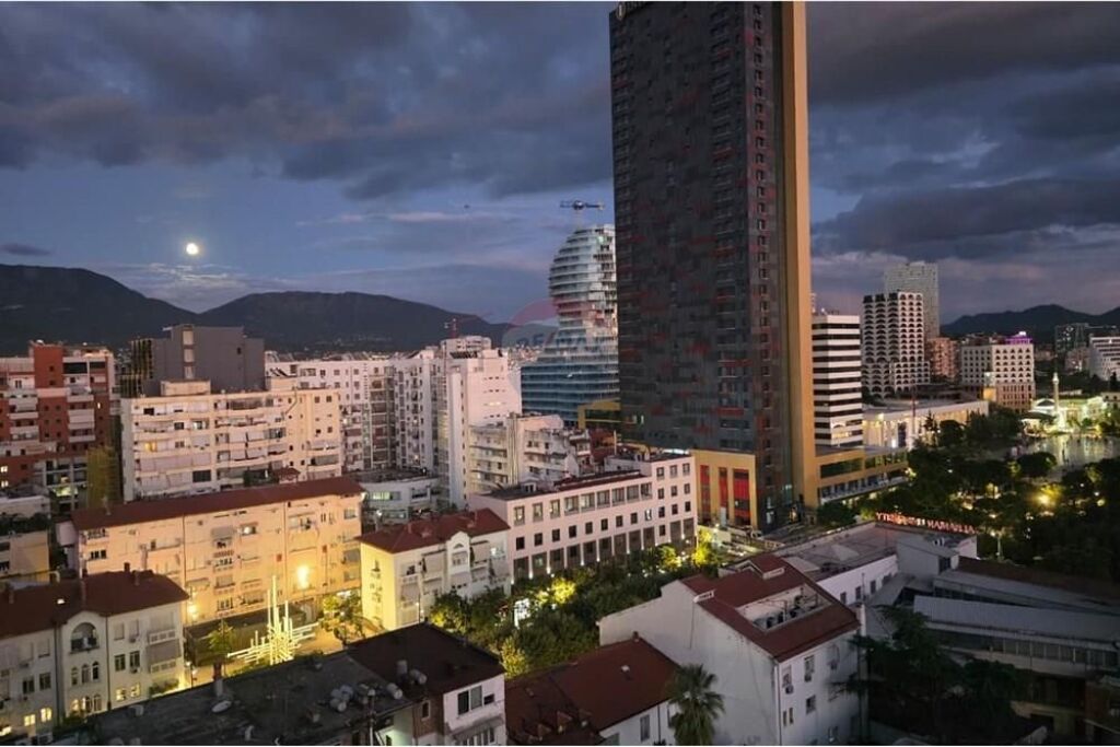 Attico in vendita a Bulevardi Zogu I, Tirana, 185 m²