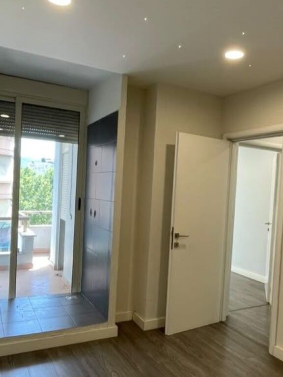 Apartment 2+1 for rent in Myslym Shyri, Tirana, 90 m². Photo 2 of 3