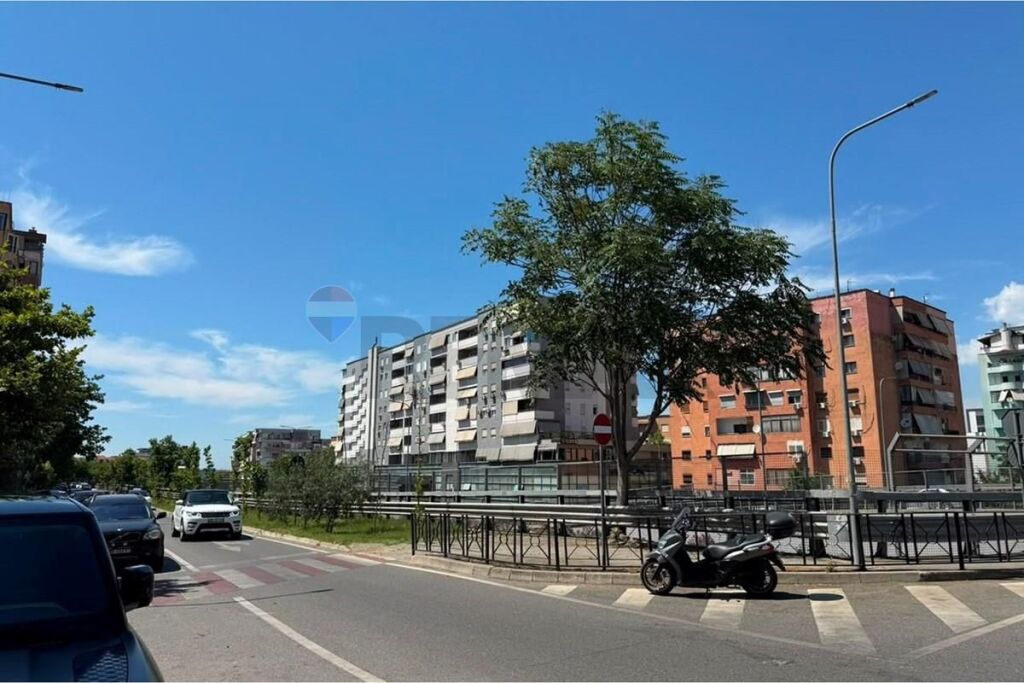 Shop for sale in Rruga Bill Klinton, Tirana, 130 m². Photo 2 of 3