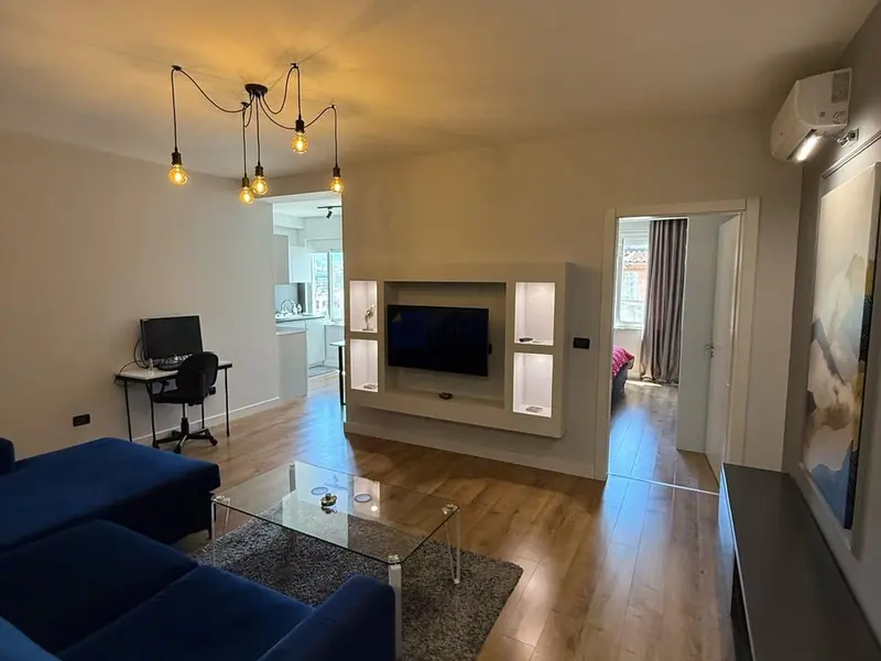 Apartament 1+1 me qera në Komuna e Parisit, Tiranë, 72 m²