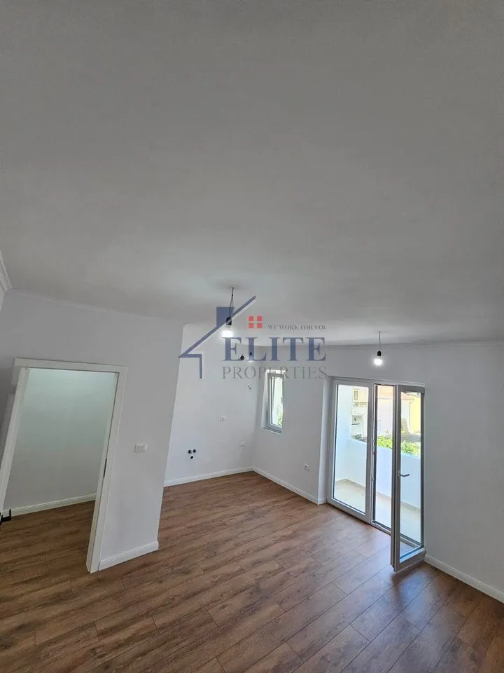 Apartament 1+1 në shitje në Shkolla e Kuqe, Tiranë, 62 m². Foto 1 nga 8