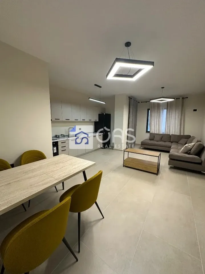 Apartament 2+1 me qera në Komuna e Parisit, Tiranë, 100 m². Foto 1 nga 5