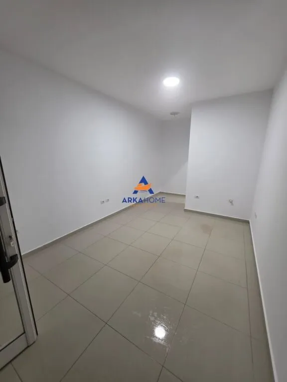 Negozio in affitto a Vasil Shanto, Tirana, 25 m². Foto 1 di 3