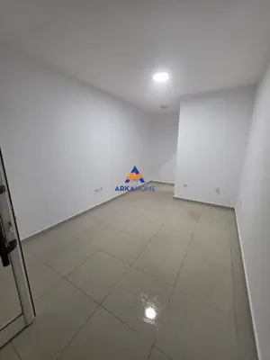 Negozio in affitto a Vasil Shanto, Tirana, 25 m². Foto 1 di 3