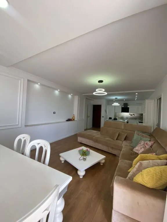 Apartament 3+1 në shitje në Ish-URT, Durrës, 94 m². Foto 1 nga 12