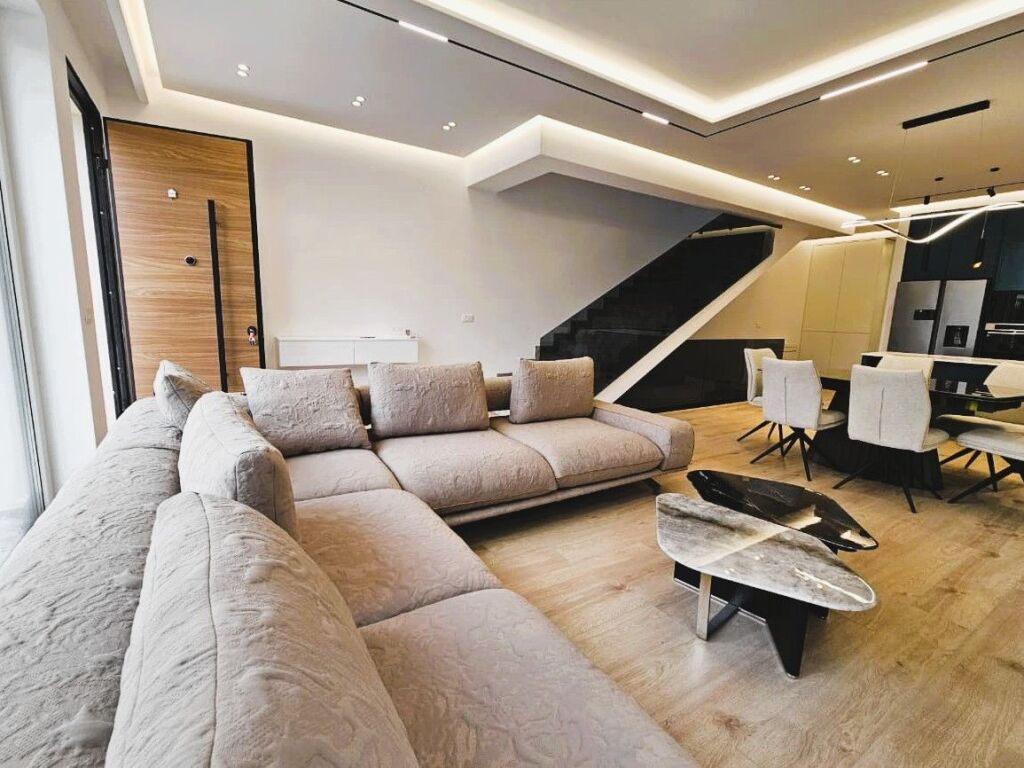 Villa for rent in Liqeni i Thatë, Tirana, 318 m². Photo 1 of 3