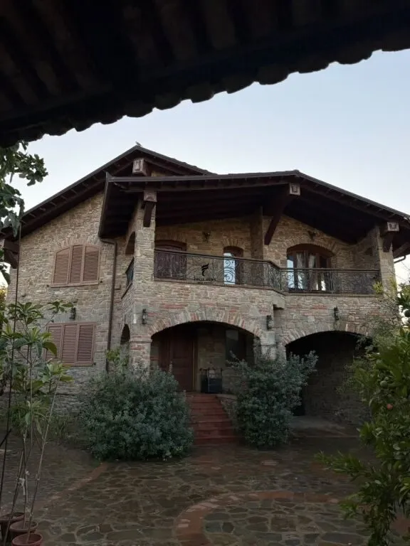 Villa in vendita a Ndroq, Tirana, 400 m². Foto 1 di 9