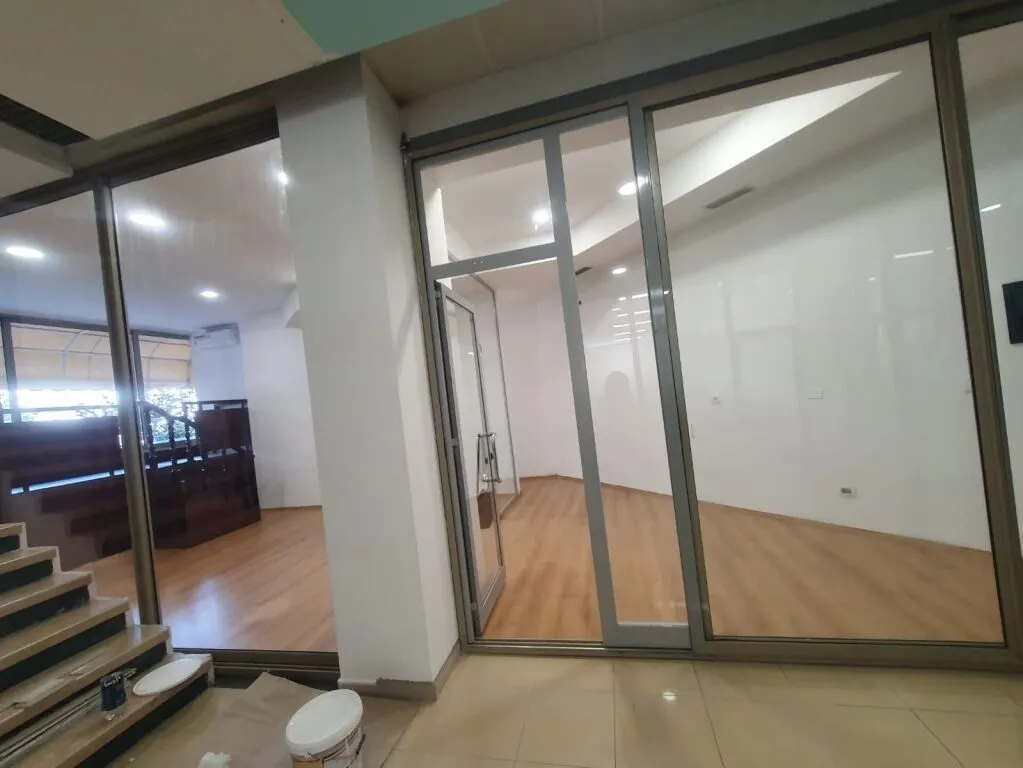 Ufficio in affitto a Rruga Bardhok Biba, Tirana, 65 m². Foto 1 di 4