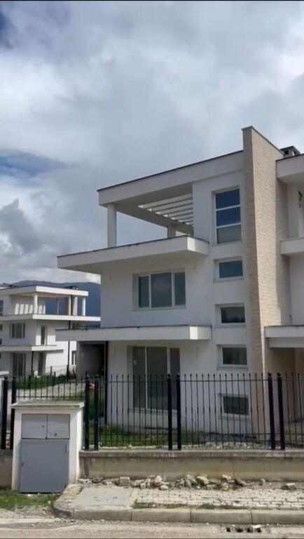 Villa for sale in Mjull Bathore, Tirana, 624 m². Photo 2 of 3