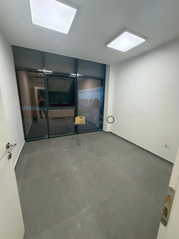 Locale commerciale in affitto ad Univers City, Tirana, 139 m²