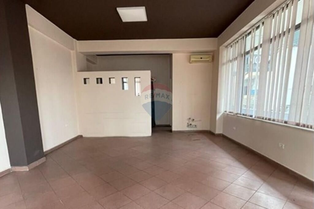 Negozio in affitto a Rruga e Elbasanit, Tirana, 44 m². Foto 2 di 3