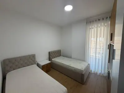 Apartament 2+1 me qera në Rruga 5 Maji, Tiranë, 85 m². Foto 6 nga 10