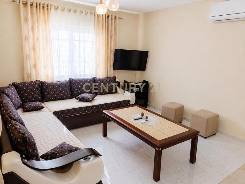 Apartament 1+1 me qera në Spitali Universitar i Traumës, Tiranë, 120 m²