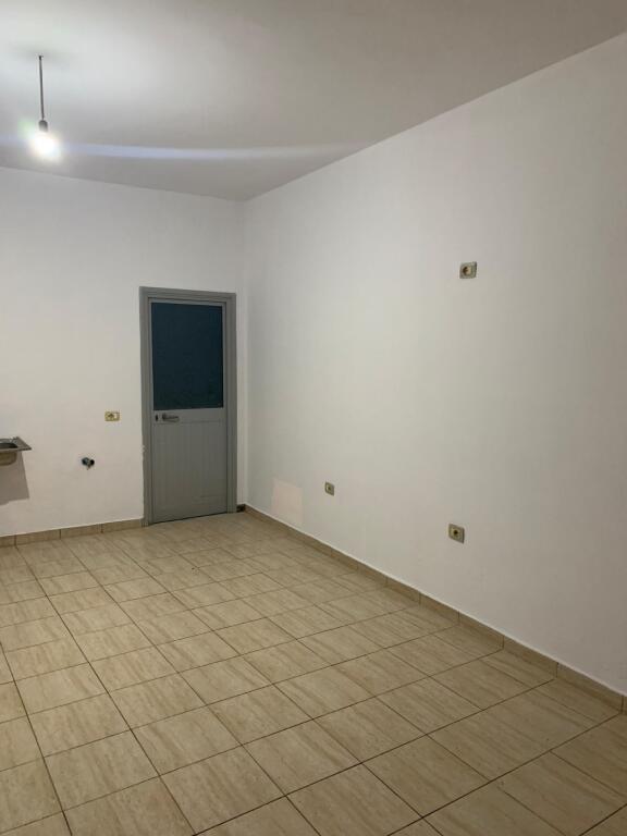 Dyqan me qera në Shkolla 9-vjeçare "Isa Boletini", Kamëz, 30 m². Foto 1 nga 3