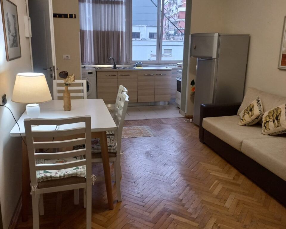 Apartment 1+1 for rent in Sheshi Skënderbej, Tirana, 70 m². Photo 1 of 3