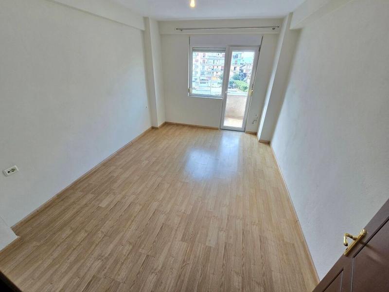 Apartament 1+1 në shitje në Rruga Theodhor Kavalioti, Korçë, 77 m². Foto 2 nga 10