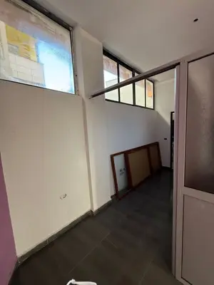 Negozio in affitto a Rruga Jeronim de Rada, Tirana, 52 m². Foto 2 di 9
