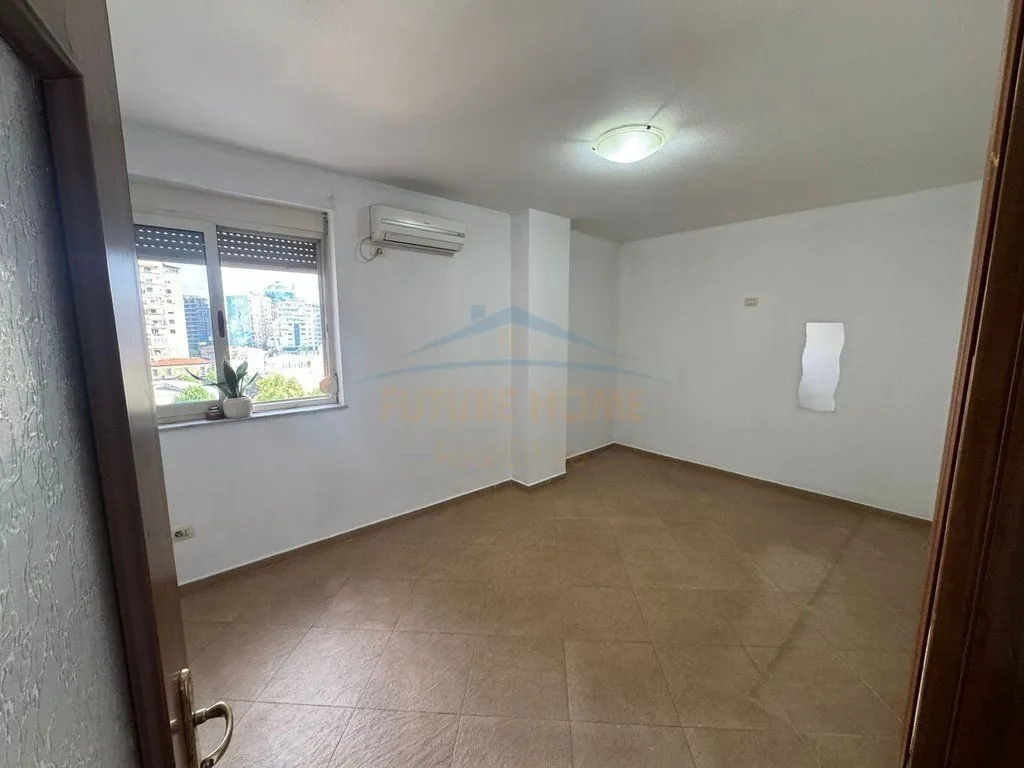 Ambient biznesi me qera në Sheshi Avni Rustemi, Tiranë, 124 m². Foto 1 nga 8