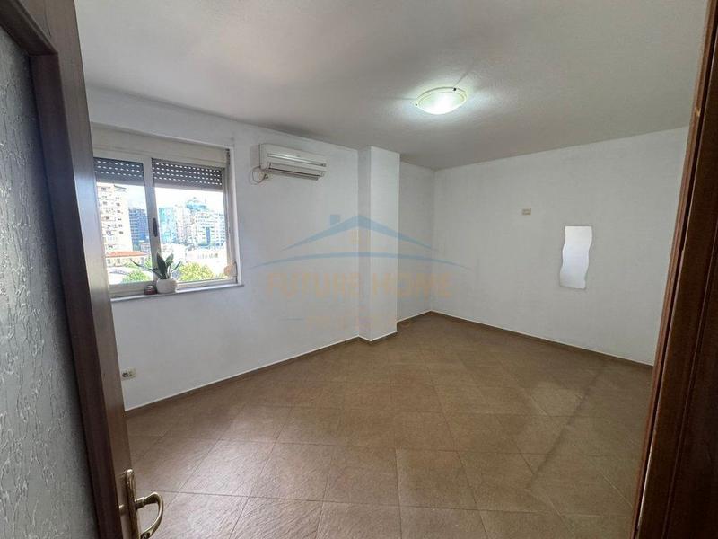 Ambient biznesi me qera në Sheshi Avni Rustemi, Tiranë, 124 m²