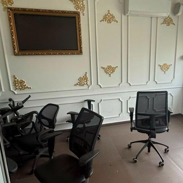Zyrë me qera në Rruga Ferit Xhajko, Tiranë, 240 m²