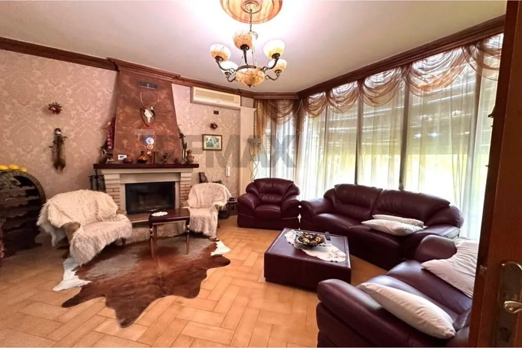Villa for rent in Fresku, Tirana, 1,000 m². Photo 1 of 12