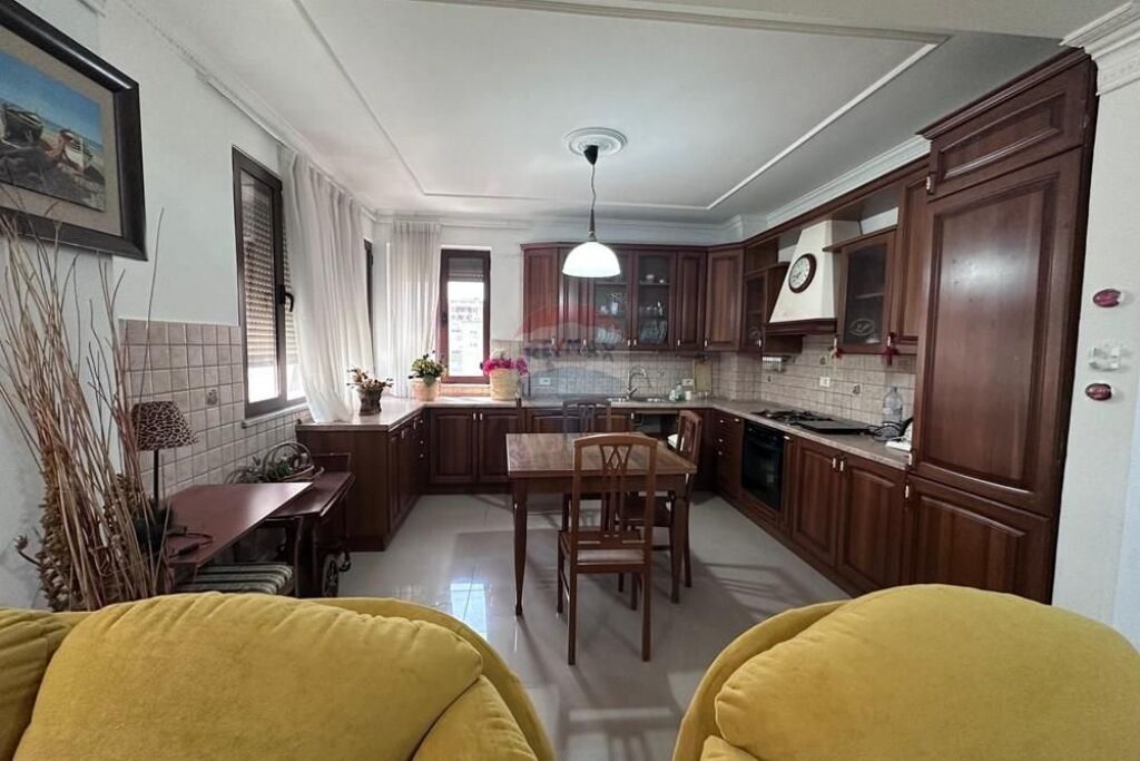 Appartamento in affitto a Blloku, Tirana, 110 m². Foto 2 di 3