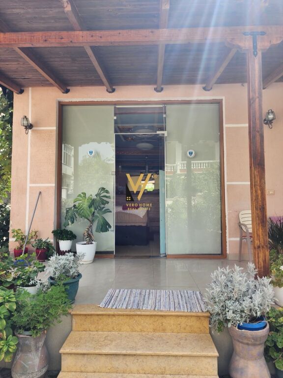 House for sale in Kthesa e Kamzës, Tirana, 342 m². Photo 2 of 3