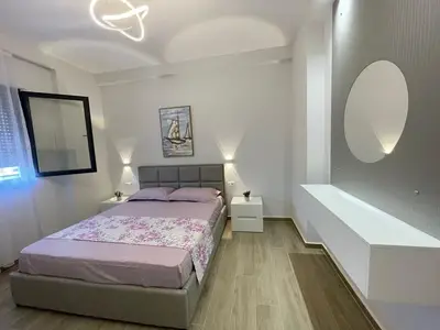Apartament 2+1 me qera në Rruga Lef Sallata, Vlorë, 100 m². Foto 9 nga 12