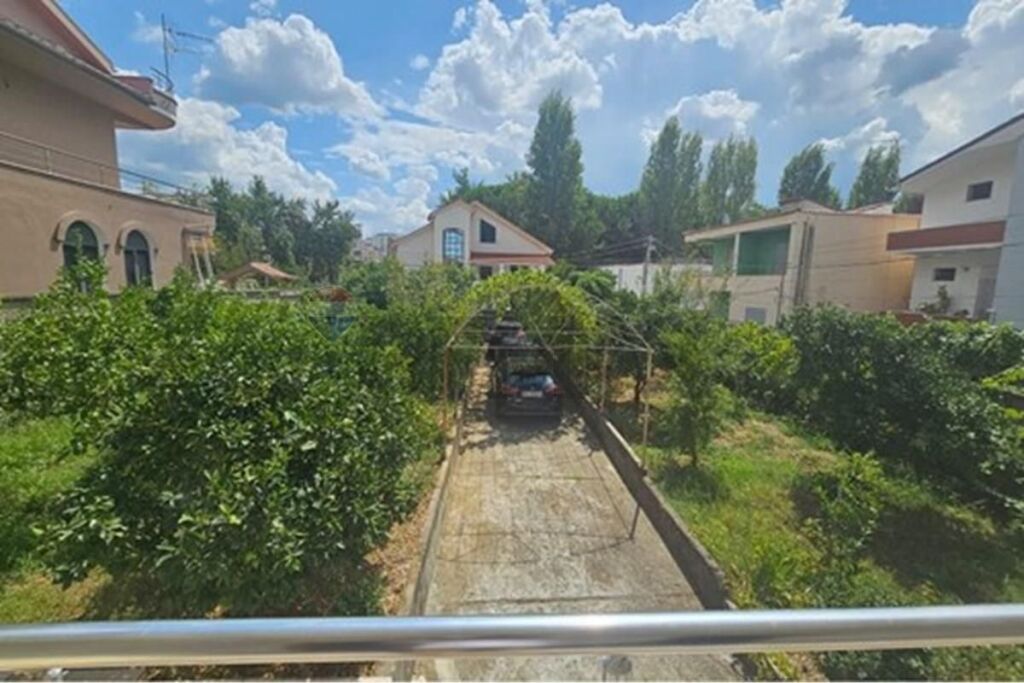 Villa for sale in Linzë, Tirana, 320 m². Photo 2 of 3