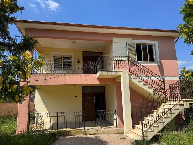Villa in vendita a Pezë-Helmës, Tirana, 500 m²