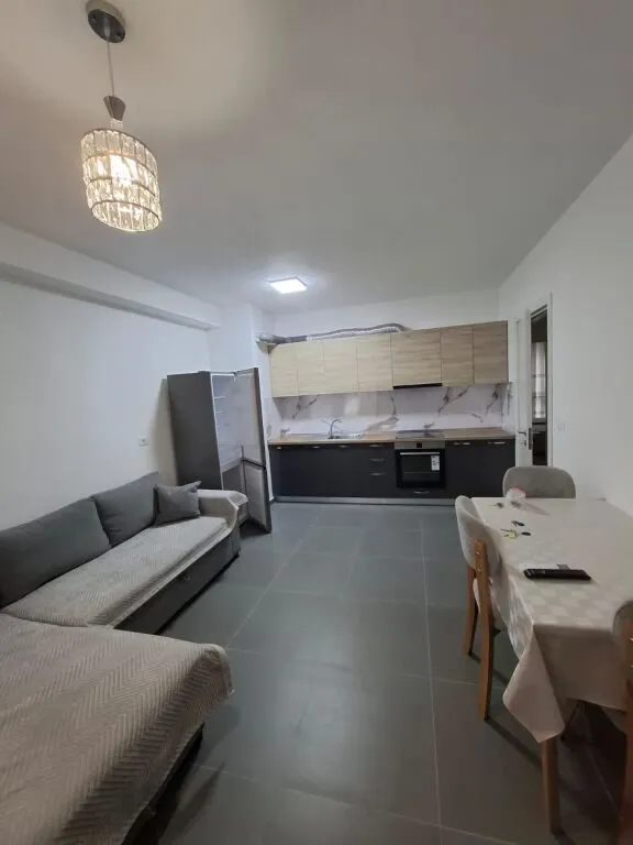 Apartament 3+2 me qera në Rruga 5 Maji, Tiranë, 110 m². Foto 1 nga 7
