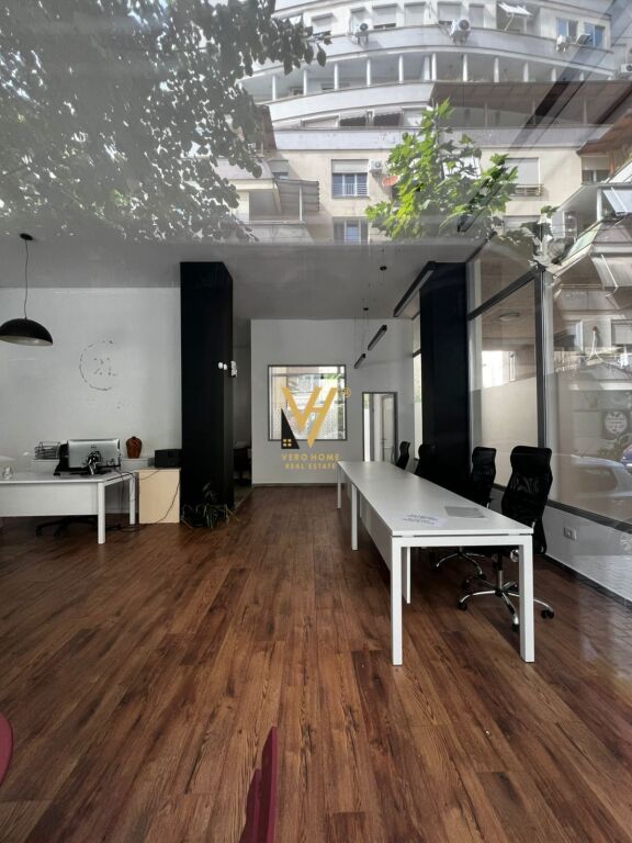 Dyqan me qera në Kopshti Botanik i Tiranës, Tiranë, 85 m²