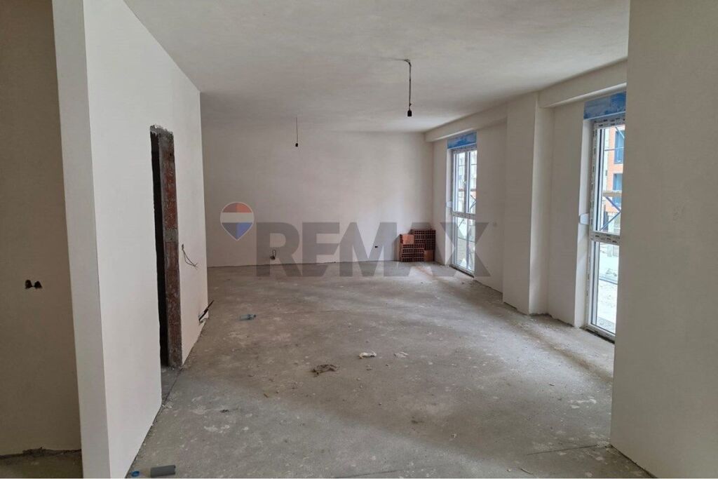 Ufficio in vendita a Bulevardi i Ri, Tirana, 106 m². Foto 1 di 3
