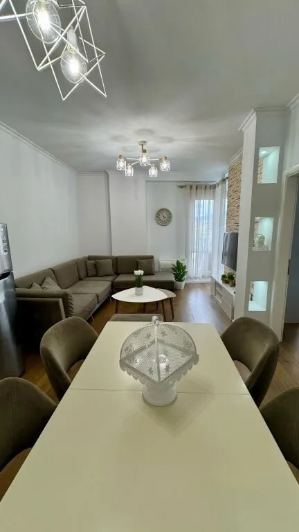 Appartamento 2+1 in affitto a Rruga E Dafinave, Tirana, 85 m². Foto 1 di 8