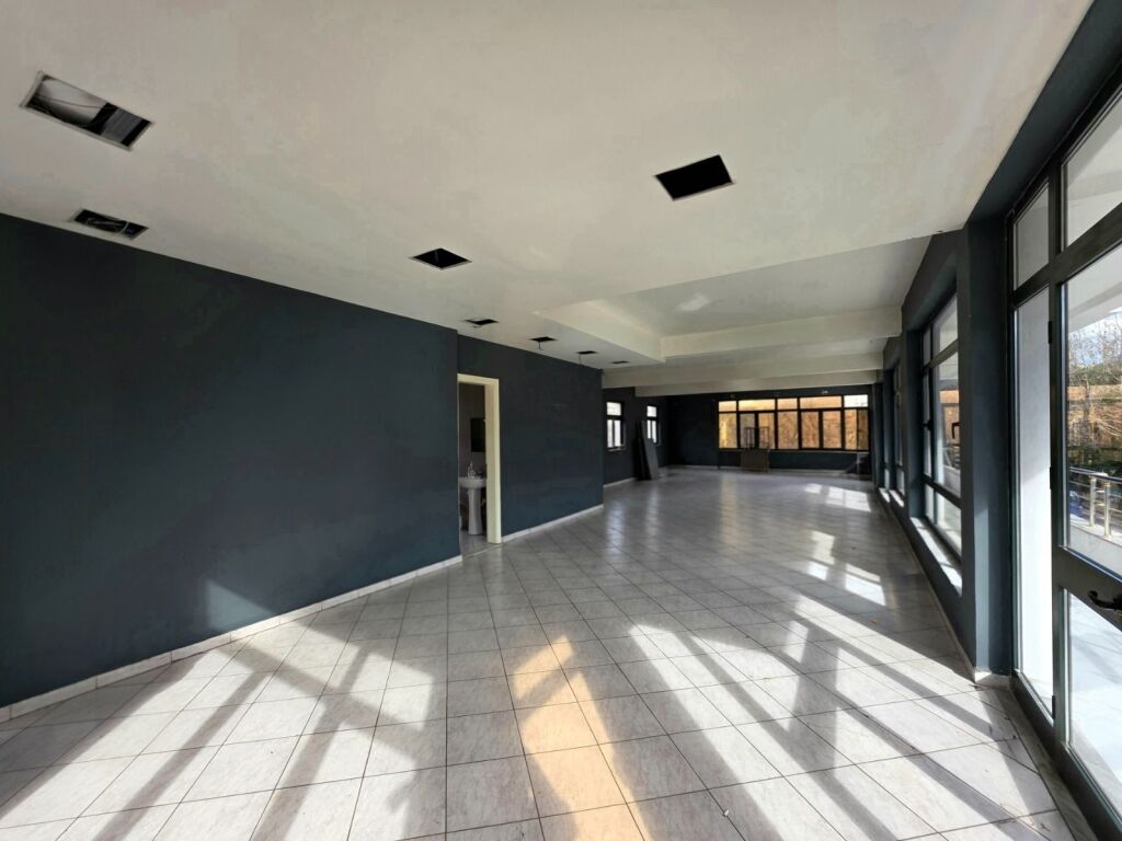 Locale commerciale in affitto a Laprakë, Tirana, 192 m². Foto 3 di 3