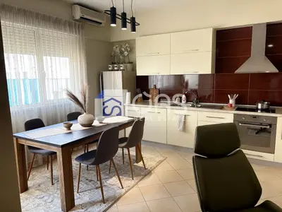 Appartamento 1+1 in affitto a Komuna e Parisit, Tirana, 74 m². Foto 3 di 4