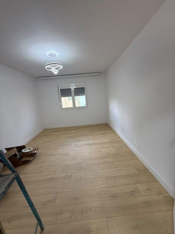 Apartament 2+1 në shitje në Shkolla 9-vjeçare "Qemal Mici", Durrës, 90 m². Foto 2 nga 5