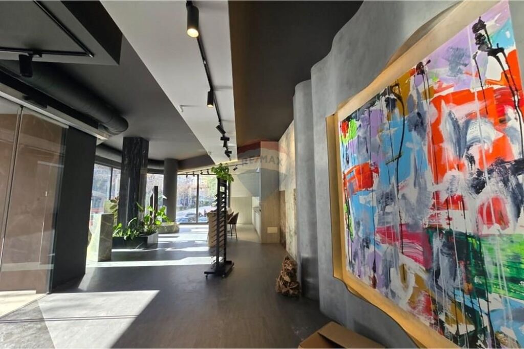 Shop for rent in Rruga Sulejman Delvina, Tirana, 109 m². Photo 2 of 3