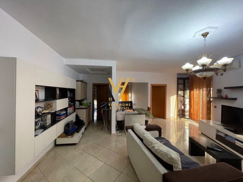 Apartament 2+1 me qera në Komuna e Parisit, Tiranë, 100 m². Foto 1 nga 3