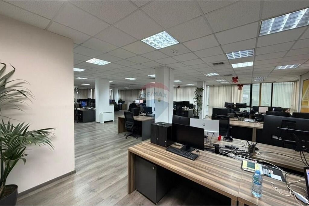 Ufficio in affitto a Sheshi Skënderbej, Tirana, 620 m². Foto 1 di 3