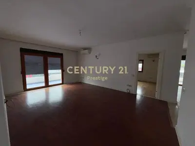 Ufficio in affitto a Rruga Faik Konica, Tirana, 450 m². Foto 3 di 8