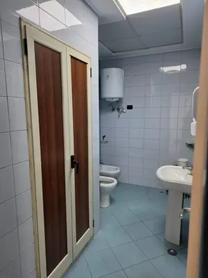 Ufficio in affitto a Bulevardi Deshmoret e Kombit, Tirana, 94 m². Foto 6 di 7