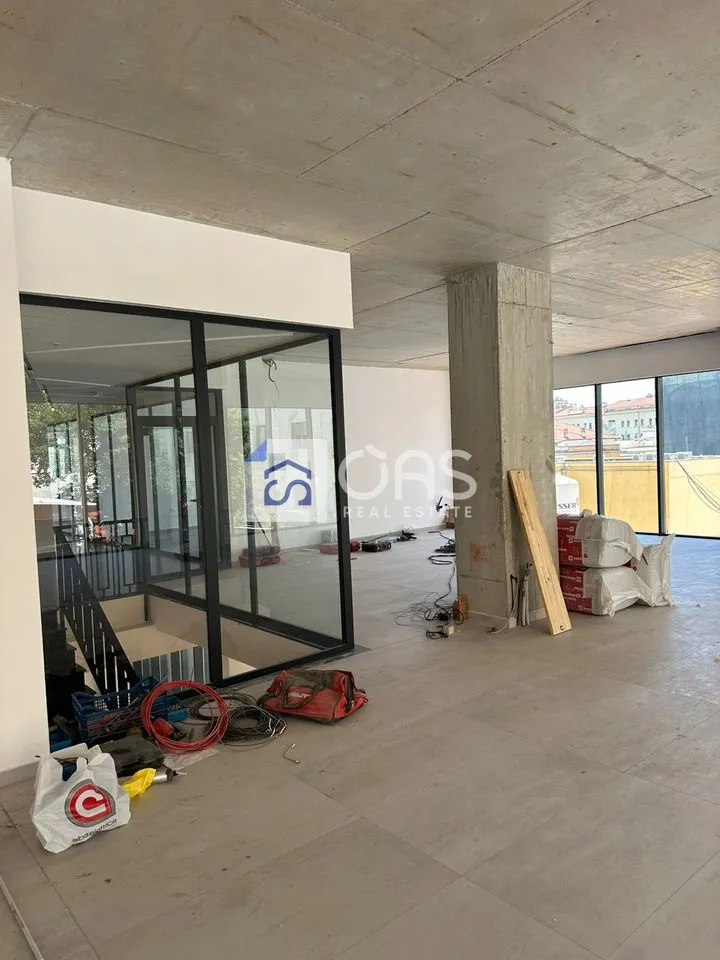 Ufficio in affitto a Rruga e Barrikadave, Tirana, 365 m². Foto 1 di 11