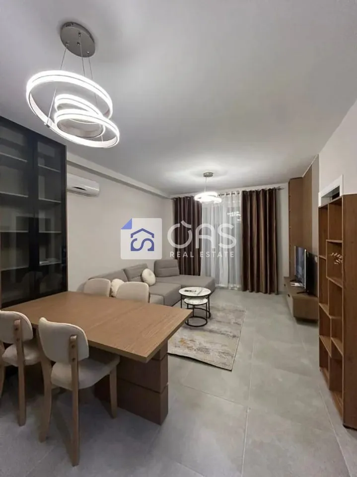 Apartament 1+1 me qera në Kombinat, Tiranë, 75 m². Foto 1 nga 5